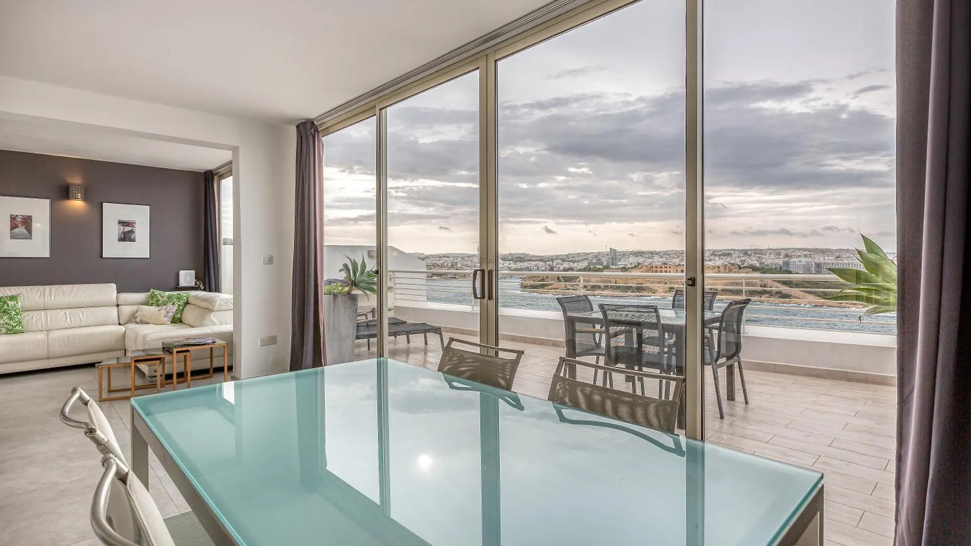 49/3 Seafront Duplex Penthouse In Valletta Malta